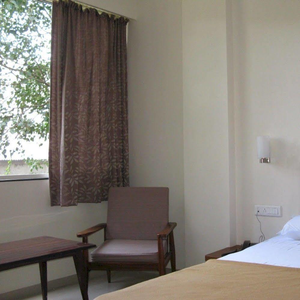 Oyo 1194 Hotel Gulmohr Púna Kültér fotó