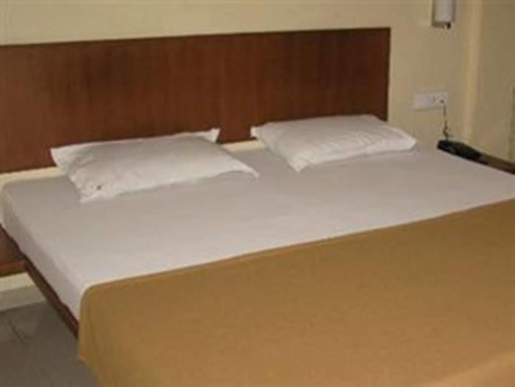 Oyo 1194 Hotel Gulmohr Púna Kültér fotó